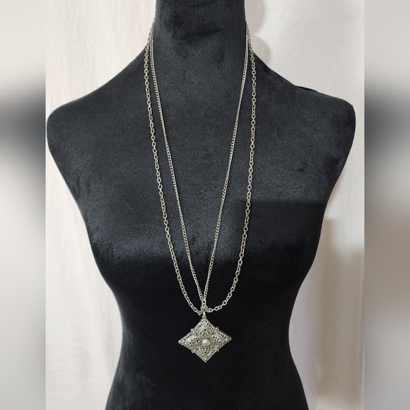VINTAGE CELEBRITY Silver-Tone Filigree Double-Strand Pendant Necklace – Statemen - Picture 7 of 10